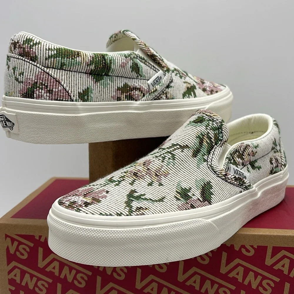 Vans WMNS Classic Slip-On Tapestry Floral Marshmall
VN000BVZCCZ
Sneakers - Picture 8 of 16